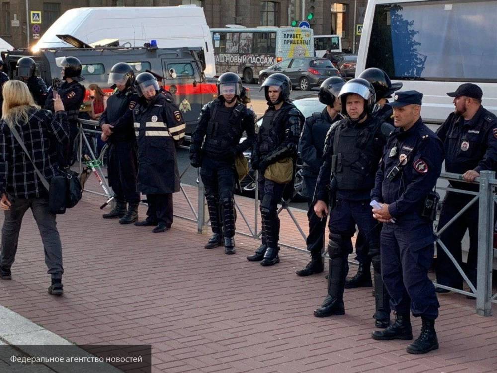 Полиция обеспечила безопасность петербуржцев на митинге пьяниц и гопников