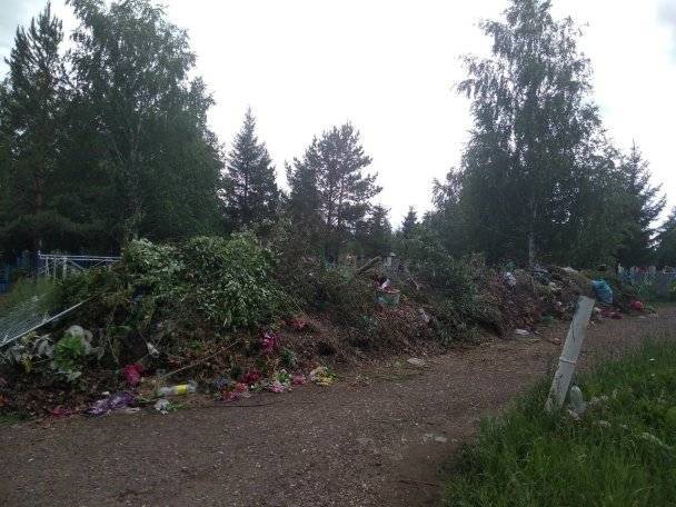 Жители Башкирии жалуются на свалку на кладбище