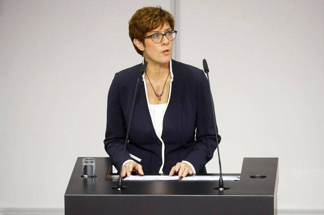 Крамп-Карренбауэр вступила на пост министра обороны Германии