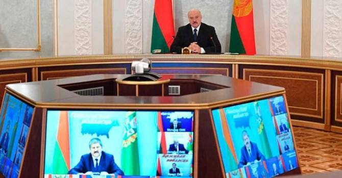 Лукашенко: Деваться некуда, людям нужно подтягивать зарплату
