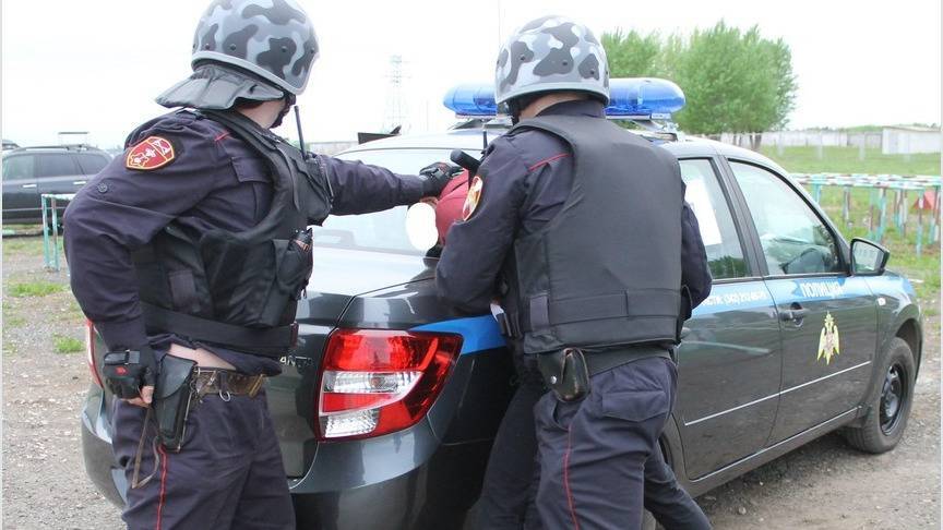 В Кирове задержали двух молодых людей, которые искали тайник-закладку с наркотиками