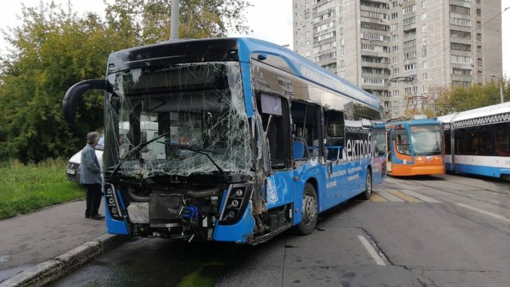 В Москве два человека пострадали в столкновении электробуса, трамвая и авто – РИА «7 новостей»