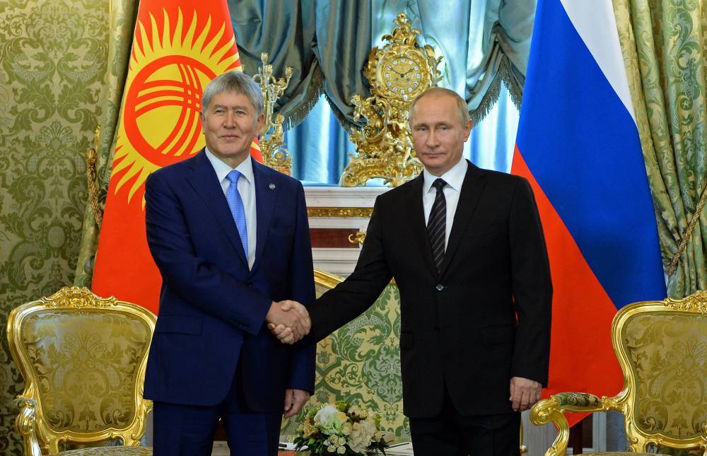 Лидер России провёл встречу с экс-лидером Киргизии в Кремле