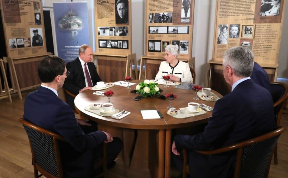 Солженицына показала Путину экспонаты Дома русского зарубежья