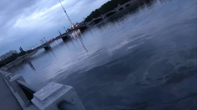 Петербуржец сообщил о масляных пятнах на воде около Кантемировского моста