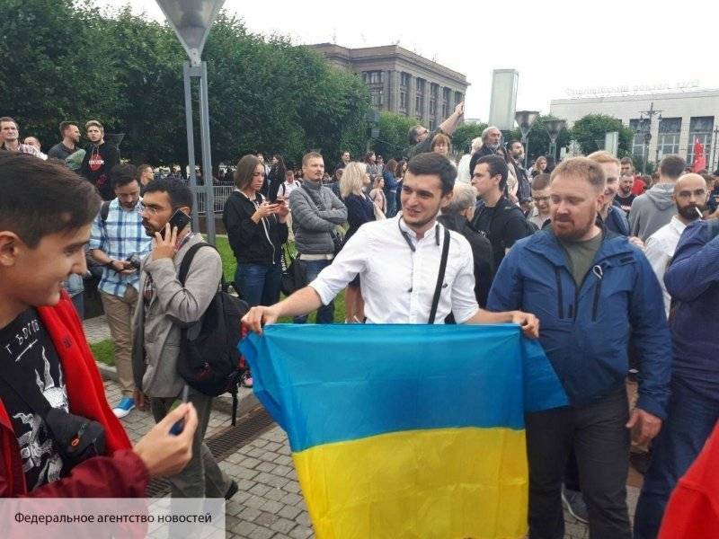 Пьяные гопники и украинские националисты провоцировали полицию на митинге в Петербурге