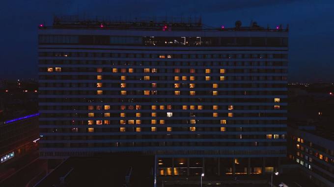 Огромная надпись "It's my party" зажглась на фасаде отеля в честь дня рождения Джей Ло