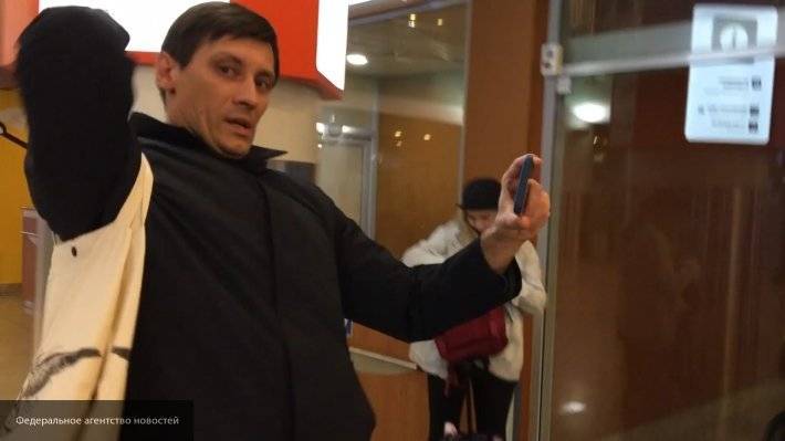 Гудков ответит в полиции за нападение на троих корреспондентов ФАН в московском аэропорту