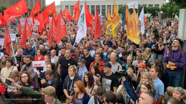 Малочисленный митинг на площади Ленина разукрасили флаги ЛГБТ-сообщества