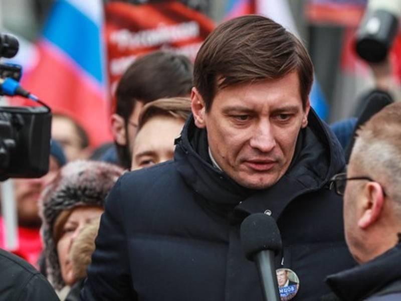 Уголовное дело грозит Гудкову после драки с журналистами