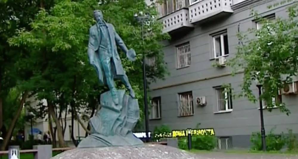 Сквер Булгакова может остаться без памятника писателю