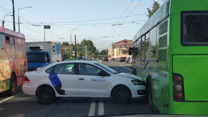 Автомобиль каршеринга врезался в автобус на улице Профессора Качалова