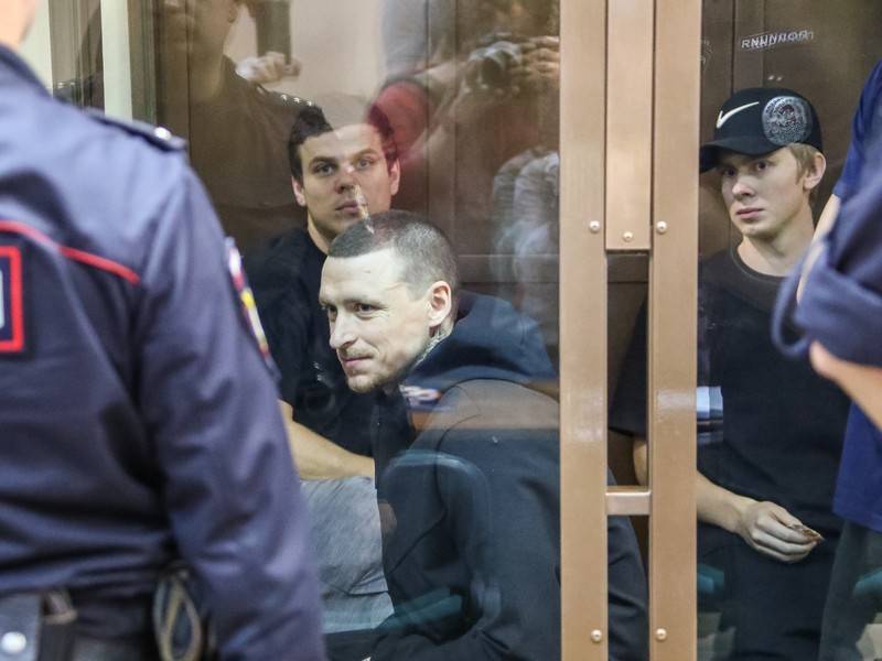 Минтруд отреагировал на вопрос о зарплатах Кокорина и Мамаева в тюрьме