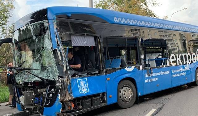 Электробус, трамвай и авто столкнулись в Москве, есть пострадавшие. РЕН ТВ