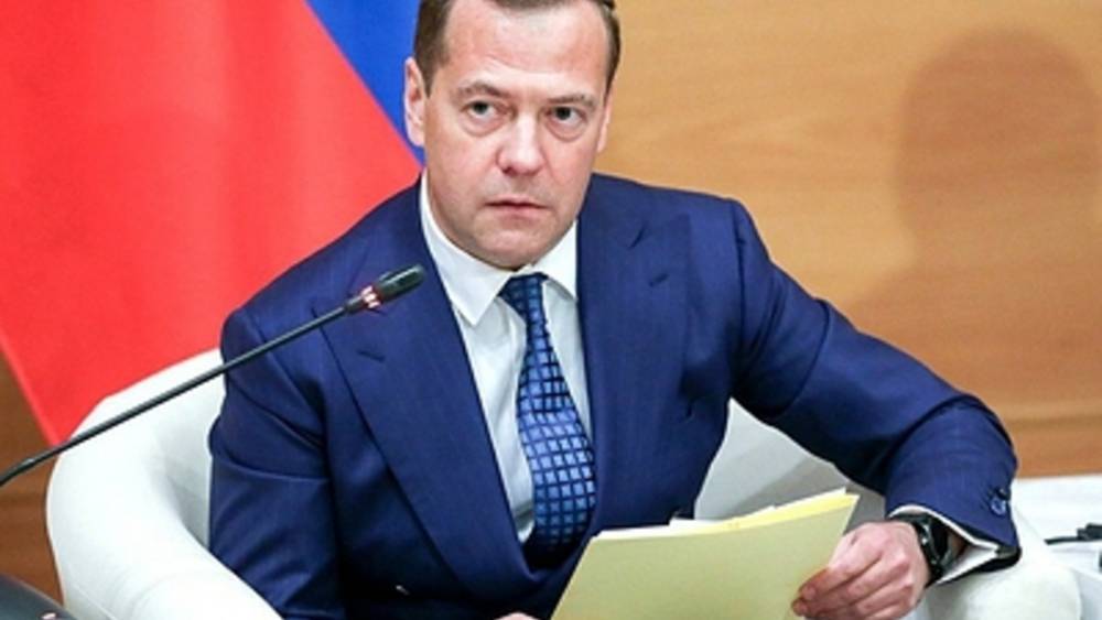 Впервые за долгие годы Медведев, а не Путин: Премьер засыпал губернатора неудобными вопросами после пожара в "Холдоми"
