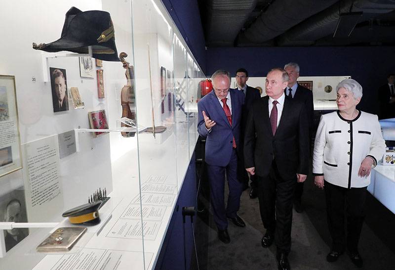 Путин посетил Дом русского зарубежья имени Солженицына