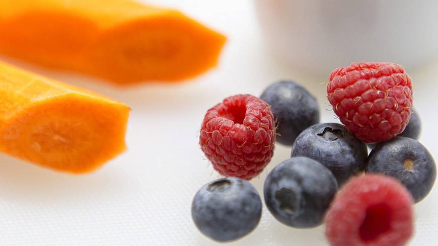 Витамины круглый год: как правильно хранить в морозилке фрукты, ягоды и грибы