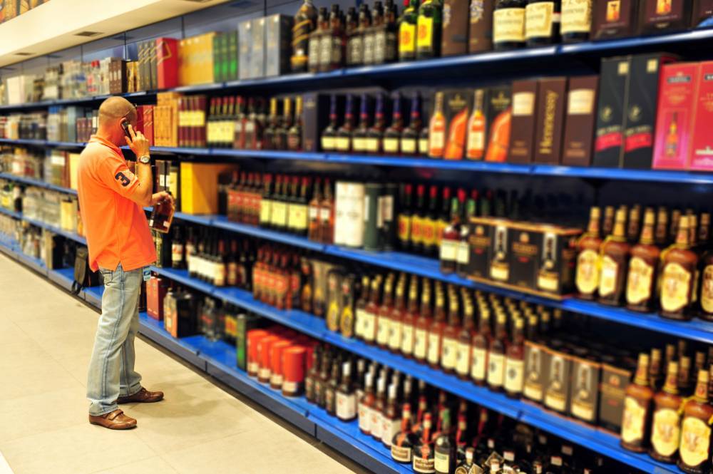 Покупателей научат выявлять контрафактный алкоголь в России. РЕН ТВ
