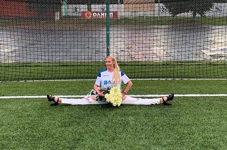 Анастасия Волочкова на высоких каблуках сделала шпагат на футбольном поле — Информационное Агентство "365 дней"