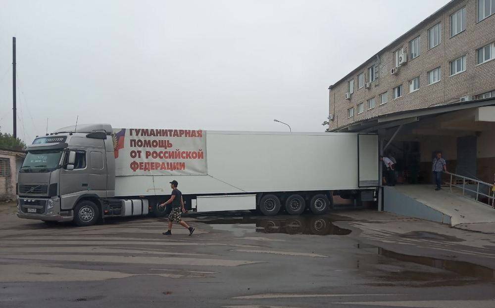 В Луганске разгружают новый гумконвой из России