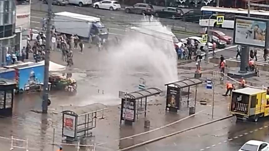 Видео: В Петербурге забил «фонтан» из кипятка