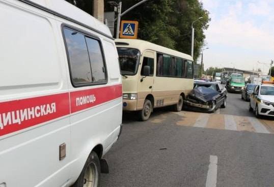 BMW врезался в автобус с детьми в Алматы: есть пострадавшие (фото)