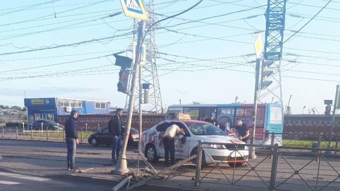 Такси "068" попало в ДТП на пересечении улиц Котина и Маршала Казакова
