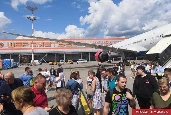 Пассажиры задержанного на 13 часов рейса Azur Air пожаловались на нехватку еды
