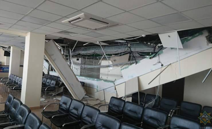 «В помещении было немало людей». СК, МЧС и администрация района прокомментировали обрушение потолка в визовом центре Литвы