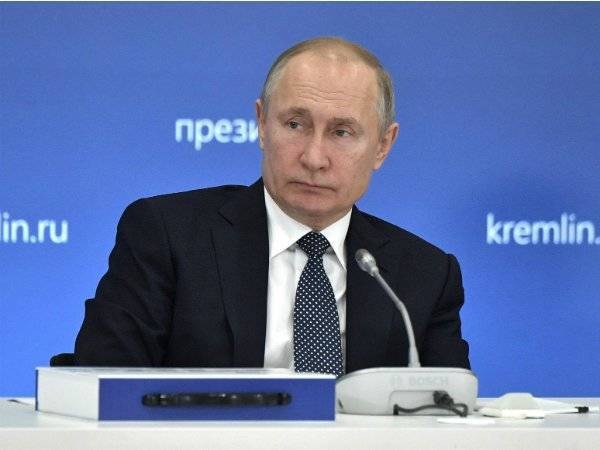 Более 2/3 опрошенных россиян одобрили работу Путина на посту президента