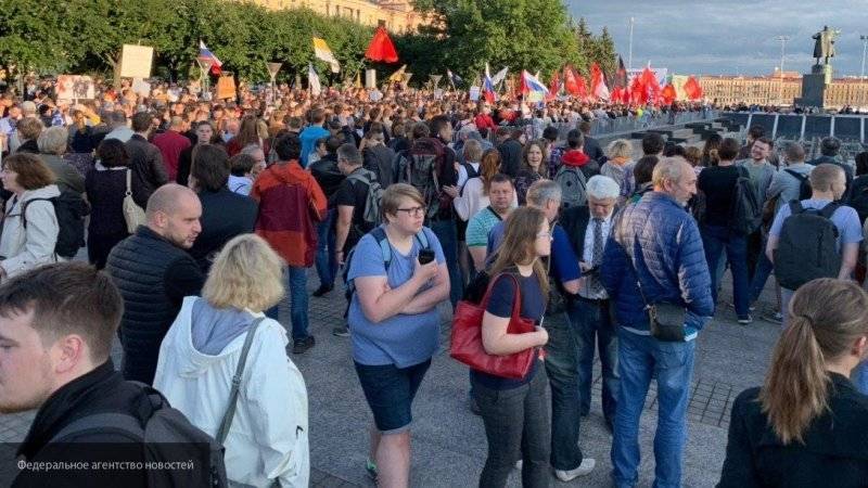 Митингующие в Петербурге скандировали "пошел вон" на "Патриотов Великого Отечества"