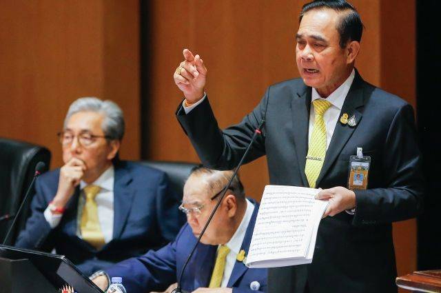 Депутаты заставили премьера Таиланда читать программу кабмина по бумаге