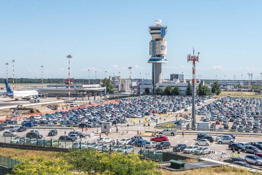 "Аэрофлот" призвал пассажиров приезжать в аэропорт Милана заранее