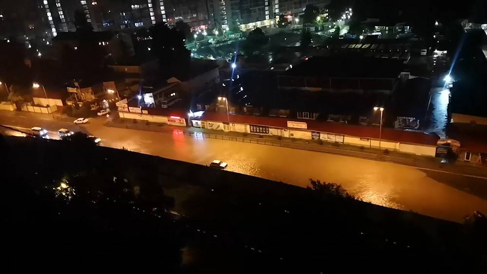 Машины плавают: улицы Сочи утонули из-за ливней (видео)
