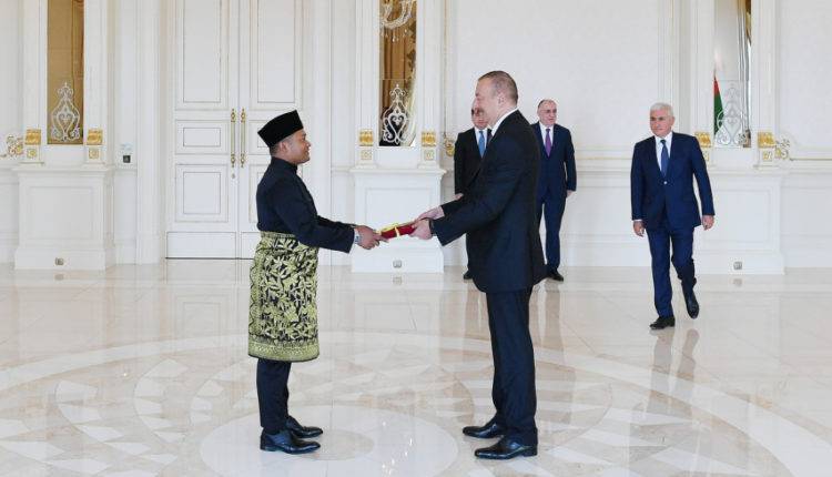 Ильхам Алиев принял верительные грамоты послов пяти стран