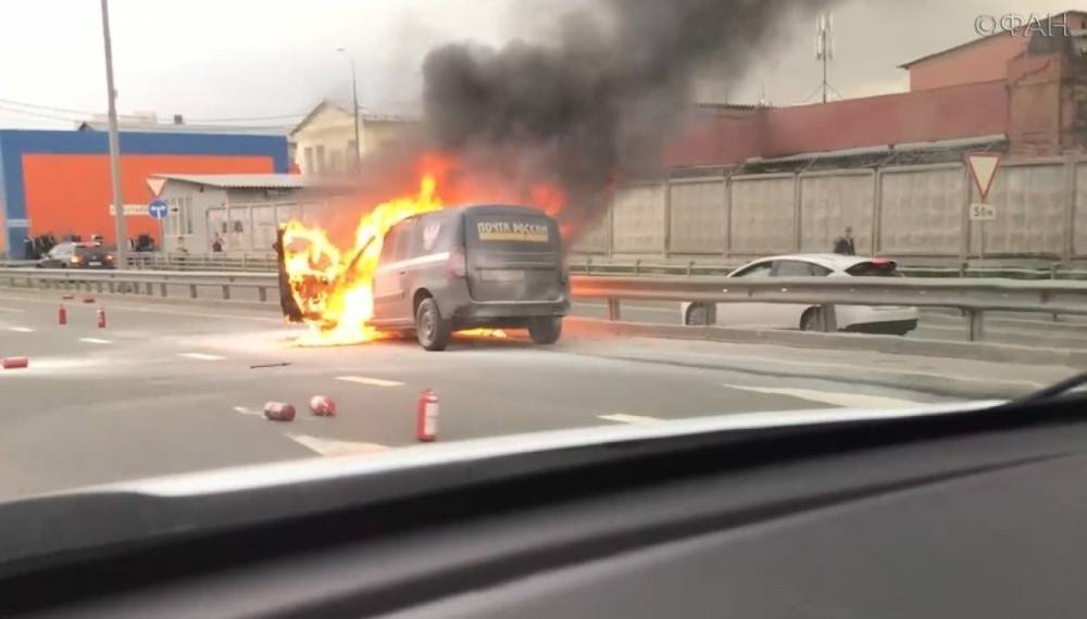 Видео горящего на МКАД автомобиля «Почты России» опубликовано в Сети
