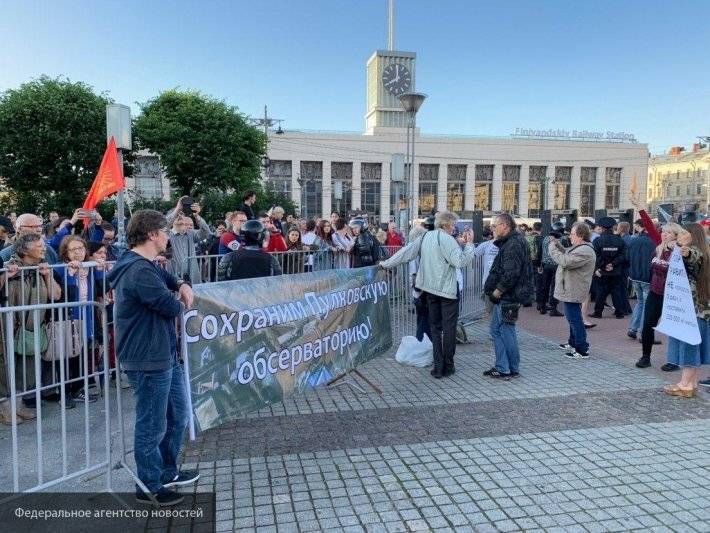 Малочисленный митинг на площади Ленина подходит к концу, не успев начаться