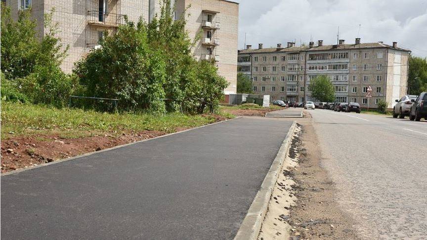 В Радужном впервые за 40 лет появились новые тротуары