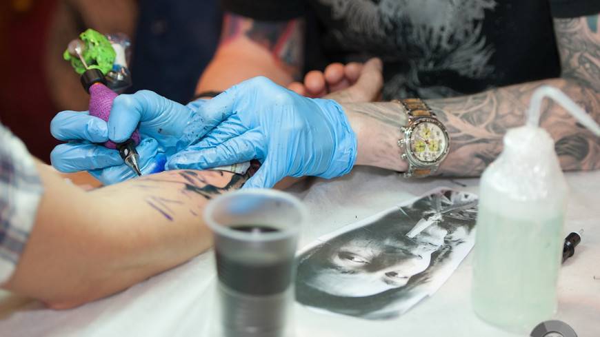 Большинство россиян не планируют в ближайшие два года делать татуировки