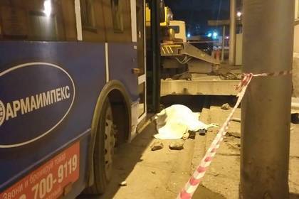Водитель троллейбуса решил пошутить и убил россиянку