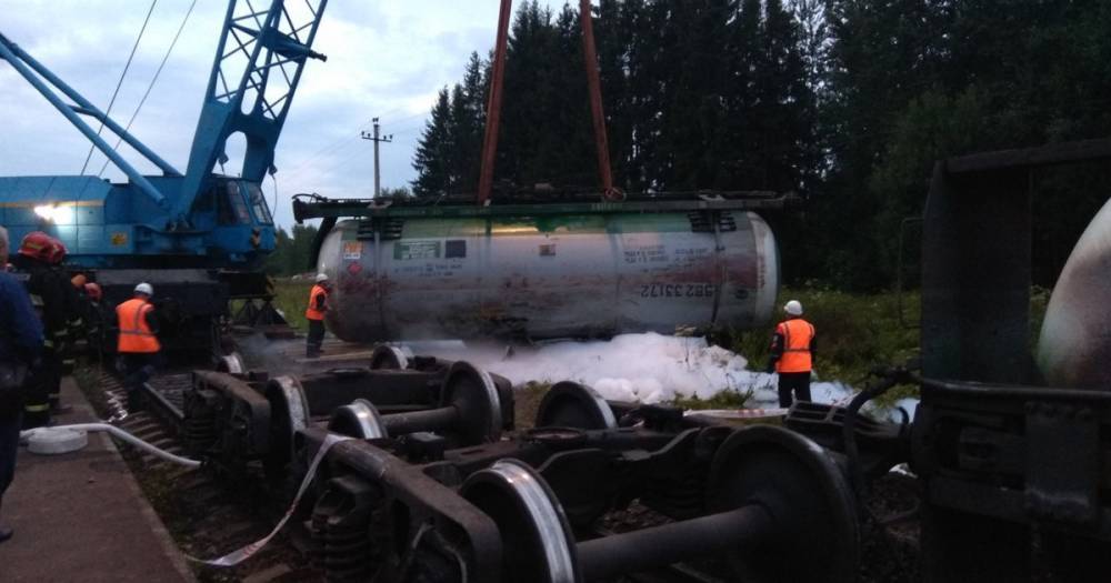 Крупная авария на железной дороге: цистерны с пропаном сошли с рельсов недалеко от Смоленска
