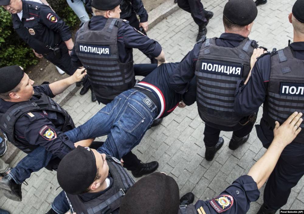 В Москве полиция задержала двух гражданских активистов