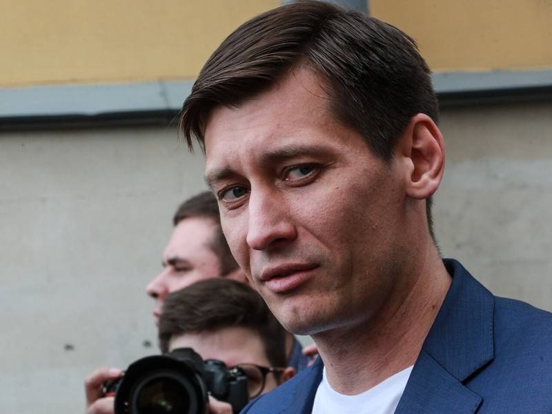 Гудков напал на журналистов в Домодедово