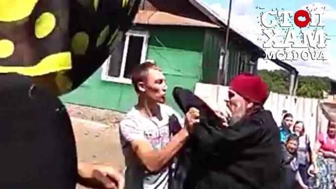 Священник в Молдове устроил драку прямо на похоронах (видео)