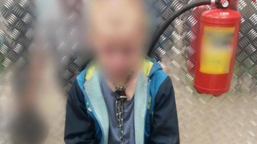Посаженный на цепь на Кубани мальчик научился освобождаться в отсутствие отца