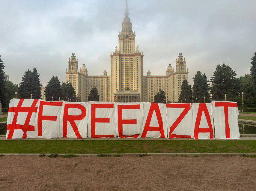 Студенты и выпускники выложили под окнами ректора надпись #FREEAZAT в поддержку арестованного аспиранта Азата Мифтахова