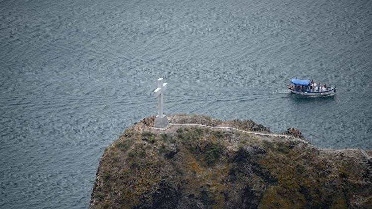 Упавший крест на скале у Фиолента в Севастополе восстановили