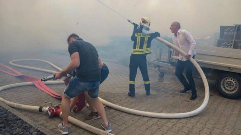 Пожарный ушел с собственного юбилея, чтобы спасти родную деревню от огня