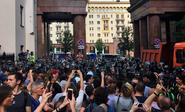 «Это была провокация!» Как освещали митинг в поддержку независимых кандидатов федеральные телеканалы - snob.ru - Москва