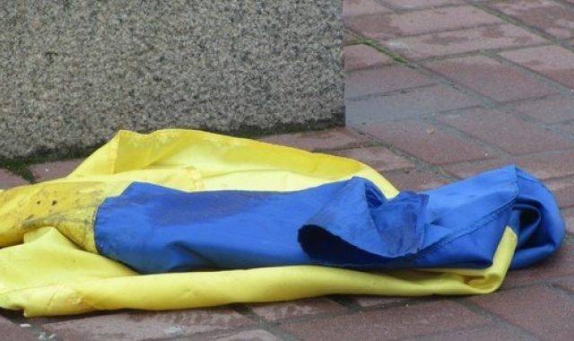 Как привлечь внимание радикала: из украинского флага сделали подстилку